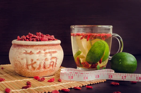 Friska goji bär med lime — Stockfoto