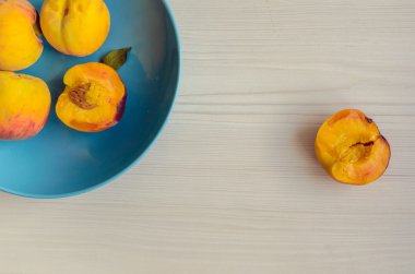 Mavi kapta olgun şeftali