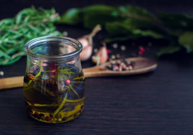 Biberiye, sarımsak ve biberli zeytinyağı.