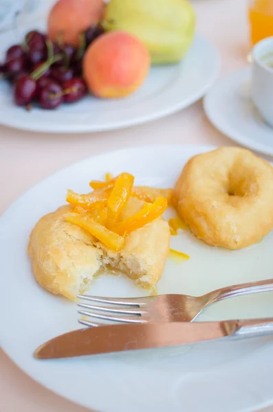 Πρωινό με ντόνατς με ζαχαρωμένα πορτοκαλί μαρμελάδα — Φωτογραφία Αρχείου