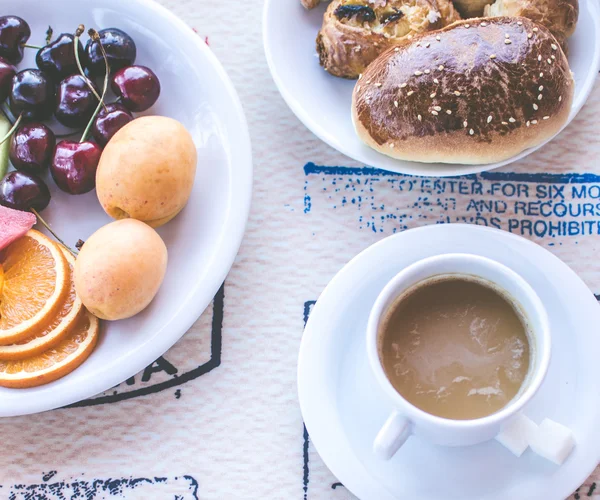 Café da manhã incluindo panquecas com geléia de framboesa — Fotografia de Stock