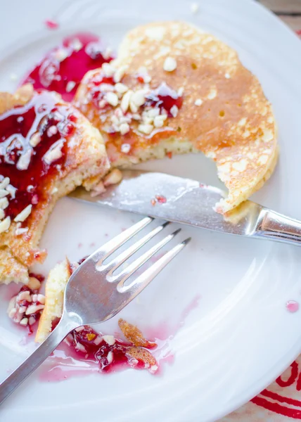 Breakfast including pancakes with raspberry jam — Stock Photo, Image