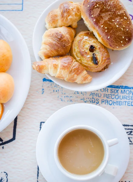 Ontbijt inclusief pannenkoeken met frambozenjam — Stockfoto