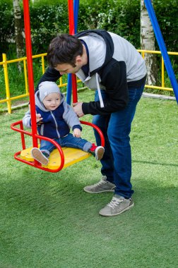 Onun bebeği sallanan baba