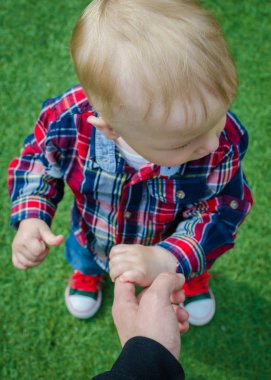 Çocuk holding babanın el