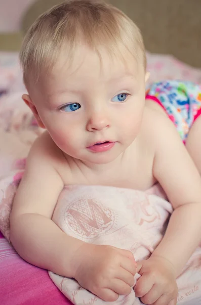 Adorable baby lying on the bed — Stock Photo, Image