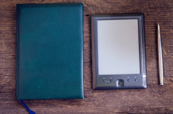 Svart ereader med anteckningsboken och bläck penna — Stockfoto