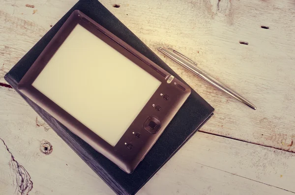 Svart ereader med anteckningsboken och bläck penna — Stockfoto