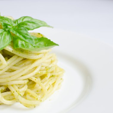İtalyan makarna spagetti ev yapımı pesto sos ve fesleğen yaprağı