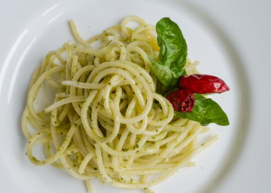 İtalyan makarna spagetti ev yapımı pesto sos ve fesleğen yaprağı