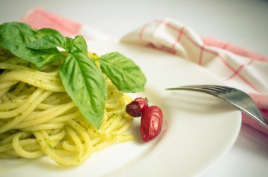 İtalyan makarna spagetti ev yapımı pesto sos ve fesleğen yaprağı