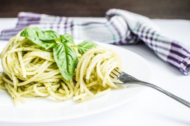 İtalyan makarna spagetti ev yapımı pesto sos ve fesleğen yaprağı