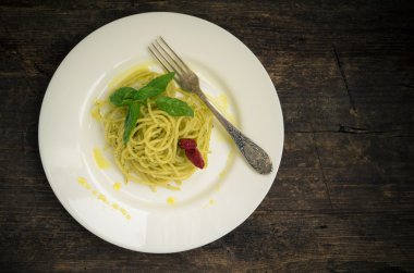 İtalyan makarna spagetti ev yapımı pesto sos ve fesleğen yaprağı