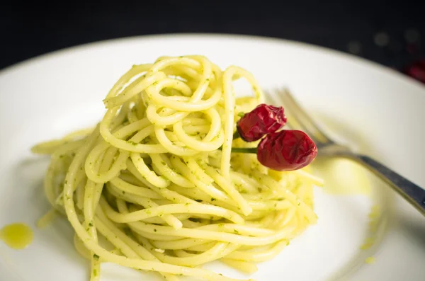 Italienische Pasta Spaghetti mit hausgemachter Pesto-Sauce und Basilikumblatt — Stockfoto