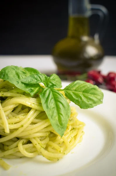 Italian pasta spaghetti with homemade pesto sauce and basil leaf — Stock Photo, Image