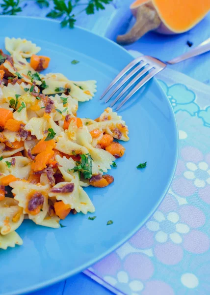 Macarrão com abóbora e presunto — Fotografia de Stock