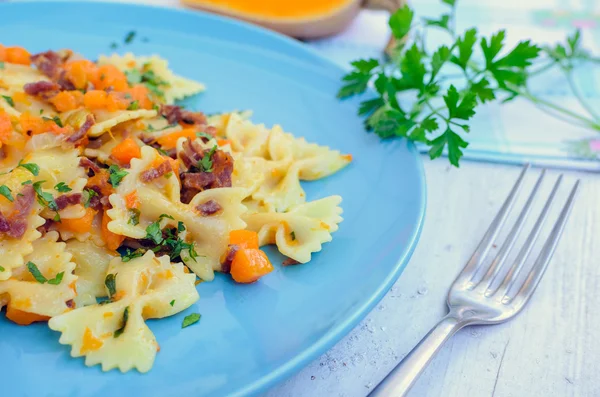 Macarrão com abóbora e presunto — Fotografia de Stock