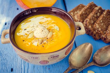 Kremalı ve tohumlu kabak çorbası.