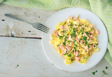 Tagliatelle somon ve maydanoz ile