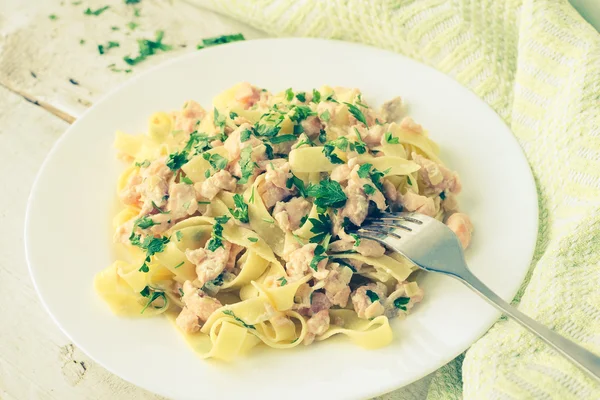 Tagliatelle com Salmão e Salsa — Fotografia de Stock