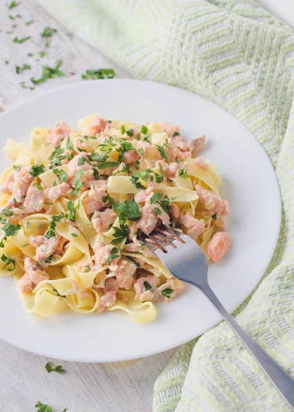 Tagliatelle com Salmão e Salsa — Fotografia de Stock