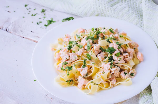 Tagliatelle s lososem a petrželkou — Stock fotografie