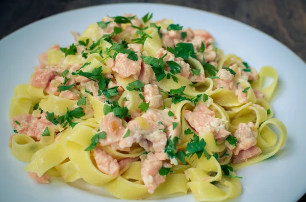 Tagliatelle com Salmão e Salsa — Fotografia de Stock