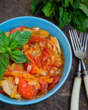 İtalyan peperonata: kavrulmuş dolmalık biber