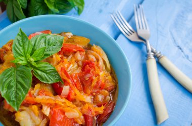 İtalyan peperonata: kavrulmuş dolmalık biber