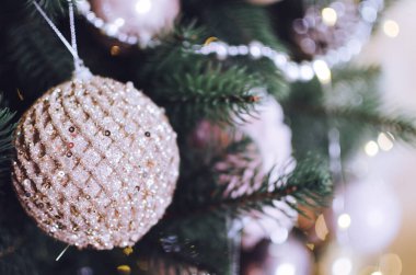 Güzel Noel ağacı pembe süslemelerine yakın çekim. Mutlu Noeller. Mevsimlik tebrik kartı. İyi tatiller..