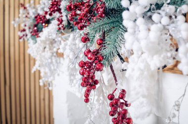 Noel ağacıyla süslenmiş güzel bir holdiay odası. Mutlu Noeller. Mevsimlik tebrik kartı. İyi tatiller..