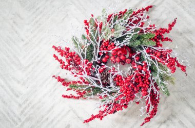 Beyaz arka planda yeşil ağaç dallarından yapılmış Noel çelengi. Mutlu Noeller ve mutlu yıllar. Xmas konsepti. Boşluğu kopyala.