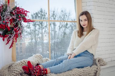 Holdiay 'de Noel ağacıyla süslenmiş güzel bir genç kız.