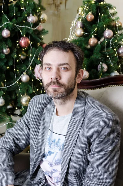 Elegante Hombre Con Barba Cerca Del Árbol Navidad Con Regalos —  Fotos de Stock