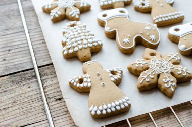 Noel ev yapımı zencefilli kurabiye süslemesi, eski ahşap bir yaprak üzerinde. Xmas pişirme konsepti. Tebrik kartı.