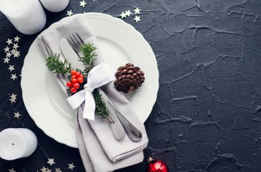 Noel ve yeni yıl kutlaması İskandinav tarzı doğal dekorasyonlarla hazırlanıyor. Yeşilköknar dallarıyla süslenmiş yemek salonu. Tatil dekoru. Üst Manzara. Boşluğu kopyala.