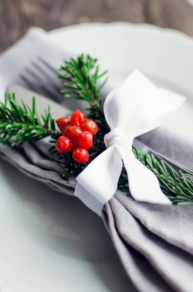Festlicher Rahmen Für Ein Weihnachtsessen Vor Rustikalem Hintergrund Weihnachtliche Tischdekoration — Stockfoto