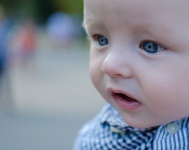 büyük mavi gözlü güzel bebek