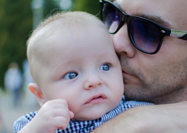 Baba, oğlunun kisses