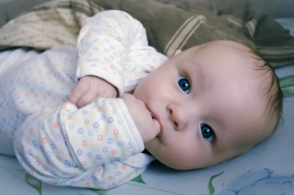 Mooie baby met grote blauwe ogen — Stockfoto