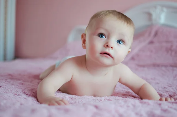 Schattige baby met grote blauwe ogen — Stockfoto