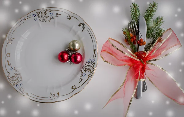 Рождественская обстановка, тарелка, нож и вилка — стоковое фото
