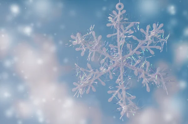 Белая снежинка на синем фоне — стоковое фото