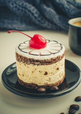 Bir kiraz ile tatlı pasta