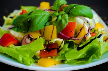 Taze sebze salatası.