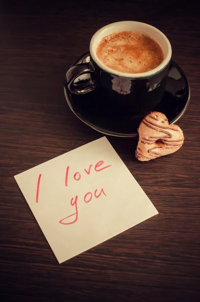 Opmerking dat ik hou van je met een kopje koffie en koekjes — Stockfoto
