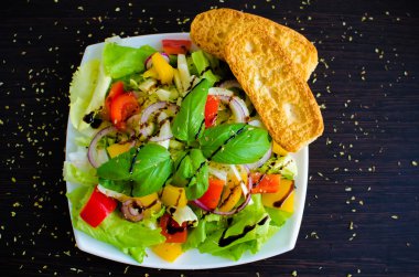 ekmek ile taze sebze salatası