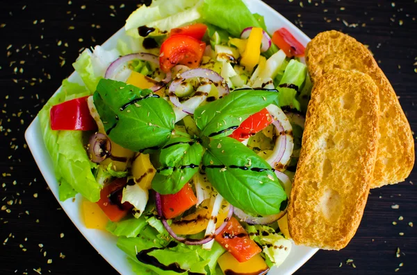 Salade de légumes frais avec pain — Photo