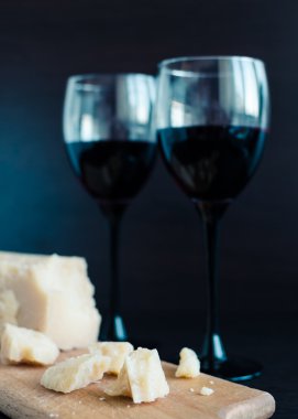 Natürmort iki kadehlerin ve Parmesan