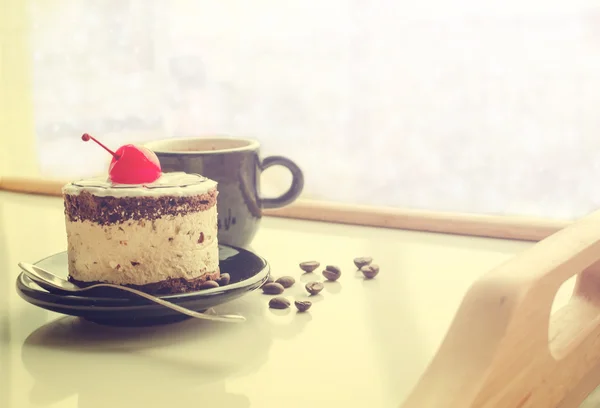 Gâteau sucré à la cerise et tasse de café — Photo